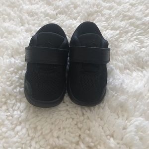 🌺Black Jordan’s Toddler size 4